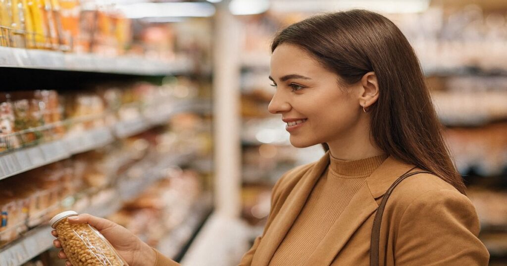 英会話学習の例として店内の商品棚を見ながら微笑む女性