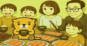 家族団らんの食卓で、カワウソのキャラクターがみそ汁を持ちながら鶏のたたきを囲む様子