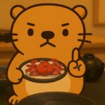 カニ料理を手に警戒の表情を見せるカワウソのキャラクター