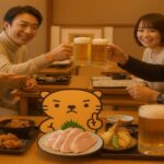 居酒屋で食事を楽しむ4人と、鳥刺しの皿を持つカワウソのキャラクターの写真
