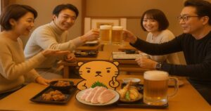 居酒屋で食事を楽しむ4人と、鳥刺しの皿を持つカワウソのキャラクターの写真