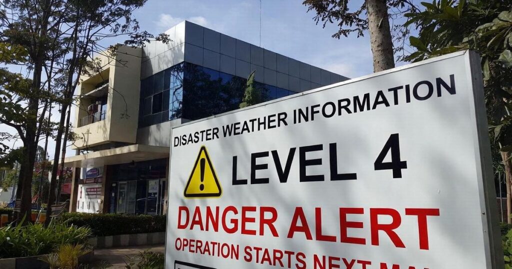 災害気象情報の警戒レベル4を示す警告看板