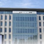 ガラス張りの外観を持つ中規模オフィスビルの外観