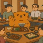 大学寮の食堂で夕食を囲む大学生と職員、食中毒をイメージしたカワウソ君のイラスト