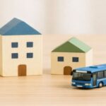 住宅模型-前を走る-バス-ミニチュア-暮らし-街並み-イメージ