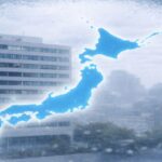 雪が降る都市のオフィス街と日本地図で表現した企業倒産の全国的影響イメージ