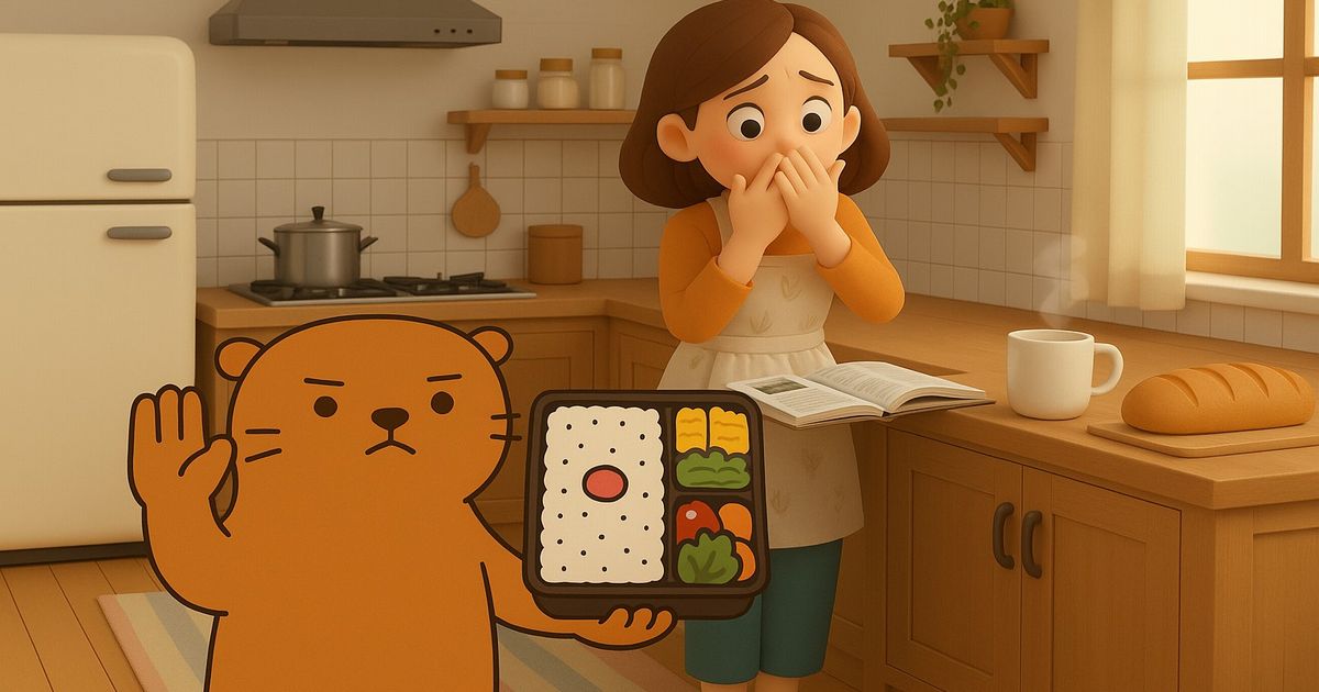 料理中の女性の前で、お弁当を掲げて手を上げるカワウソ君が立っているキッチンのイラスト