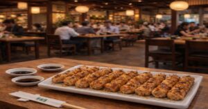 店内で、テーブルに焼き鳥が整然と並べられている様子